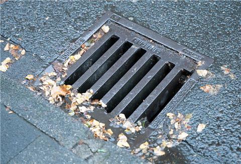Ein Gullydeckel. Unbekannte haben in Spaden mehrere solcher schweren Elemente auf die Straße gelegt.