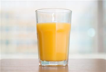 Ein Glas Orangensaft. 
