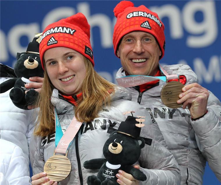 Clara Klug deutsche Fahnenträgerin bei Schlussfeier der Paralympics Ein gutes Team: Clara Klug und ihr Begleiter Martin Härtl führen das deutsche Team bei der Schlussfeier der Paralympics ins Olympiastadion in Pyeongchang.