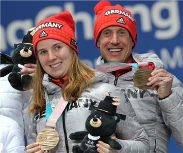 Ein gutes Team: Clara Klug und ihr Begleiter  Martin Härtl führen das deutsche Team bei der Schlussfeier der Paralympics ins Olympiastadion in Pyeongchang. 