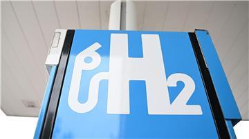 Ein H2-Zeichen ist an einer Wasserstoff-Tankstelle für Autos angebracht. Am Mittwoch soll in Bremen die Fachmesse Hydrogen Technology Expo Europe beginnen.