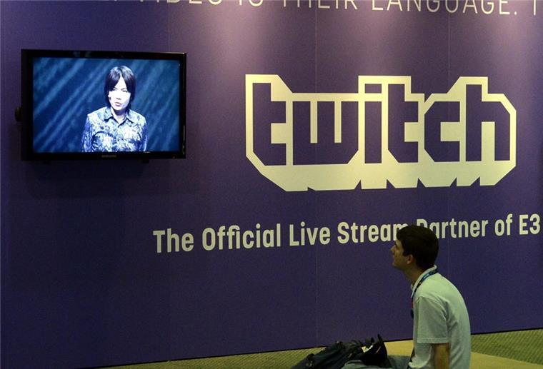 Massiver Datendiebstahl bei Streaming-Plattform Twitch Ein Mann schaut auf einen Monitor.