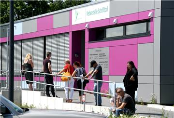 Ein häufiges Bild in diesen Tagen: Vor der Zulassungsstelle in Schiffdorf warten Menschen teilweise stundenlang darauf, an die Reihe zu kommen.
