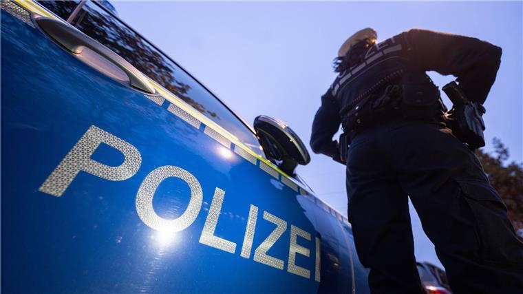 Streit zweier Familien - zwei Justizwachtmeister verletzt Ein handgreiflicher Streit zweier Familien vor dem Gebäude des Amtsgerichtes in Osterholz-Scharmbeck hat zu einem Polizeieinsatz geführt. (Symbolbild)