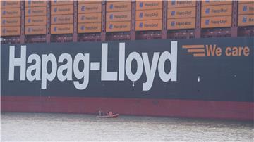 Ein Hapag-Lloyd-Containerschiff „Berlin Express“ liegt am Burchardkai im Hamburger Hafen.