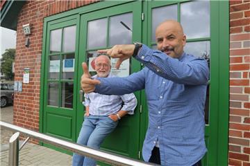 Ein Hauch von Hollywood: Regisseur Sandro Giampietro und Autor Günter Ihmels stellen in Bokel ihr neues Filmprojekt „Dat Gasthuus anne Hamme“ vor. Der plattdeutsche Spielfilm knüpft an den Kurzfilm "Een Moorliek is noog“ an.