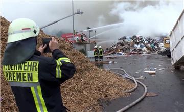 Ein Haufen mit Holzresten hatte in der Nacht zu Montag auf der Mülldeponie im Bremer Blockland Feuer gefangen.