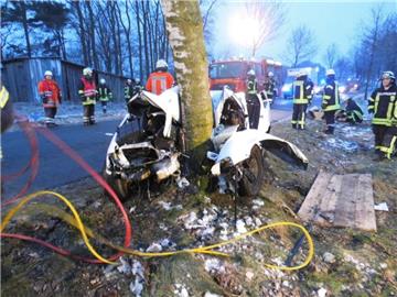 Ein Haufen Schrott blieb nach dem Unfall zwischen Ohrel und Anderlingen übrig.