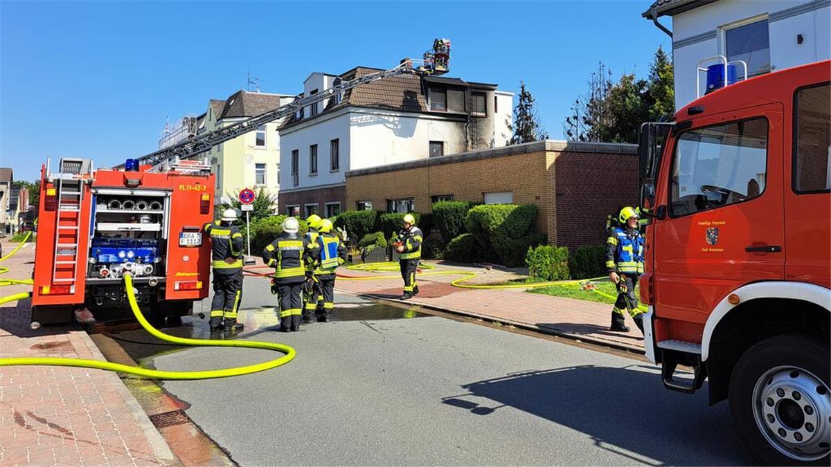 Dichter Rauch über Blexen: Feuerwehren im Großeinsatz Bild von einem brennenden Haus, zwei Feuerwehrfahrzeugen und Feuerwehrleuten in der Langen Straße in Blexen