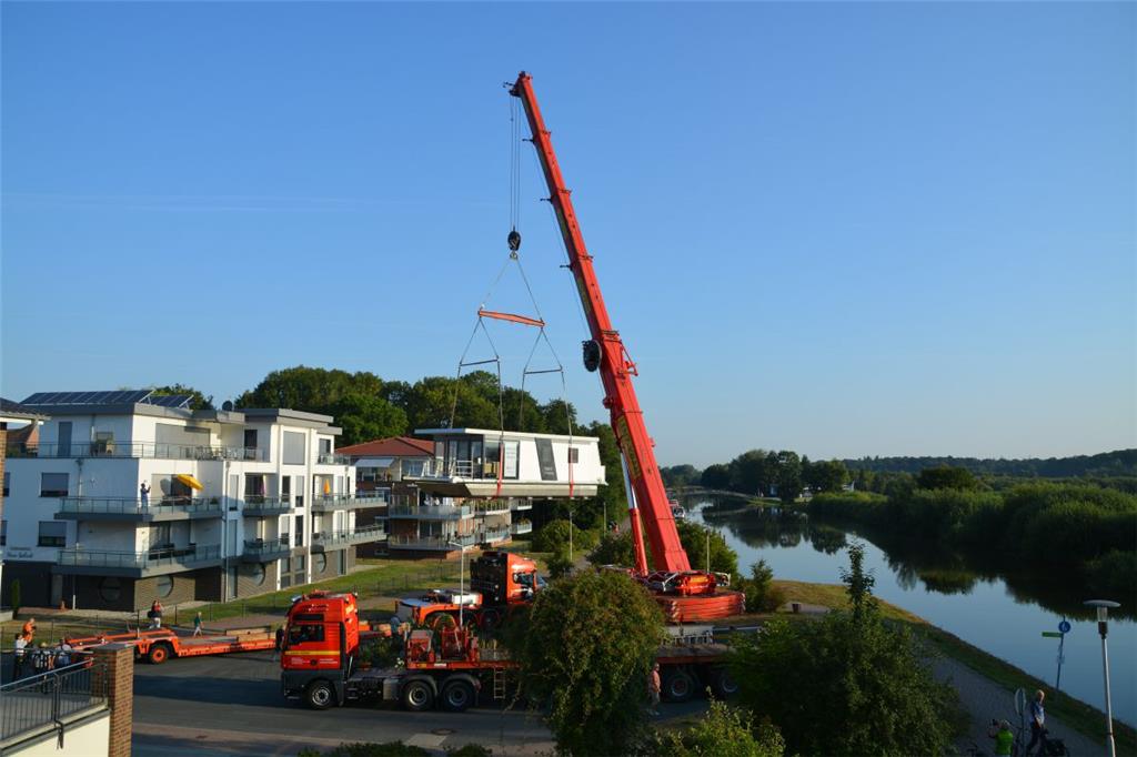 Ein Hausboot kommt nach Bad Bederkesa. Foto: Scheiter