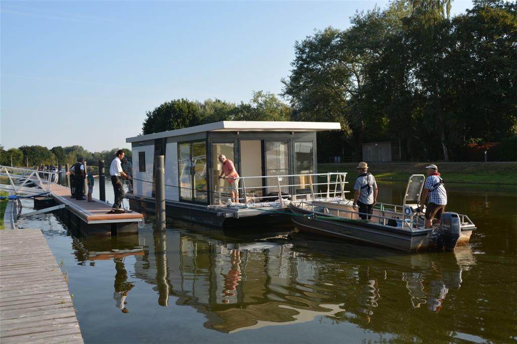 Ein Hausboot kommt nach Bad Bederkesa. Foto: Scheiter