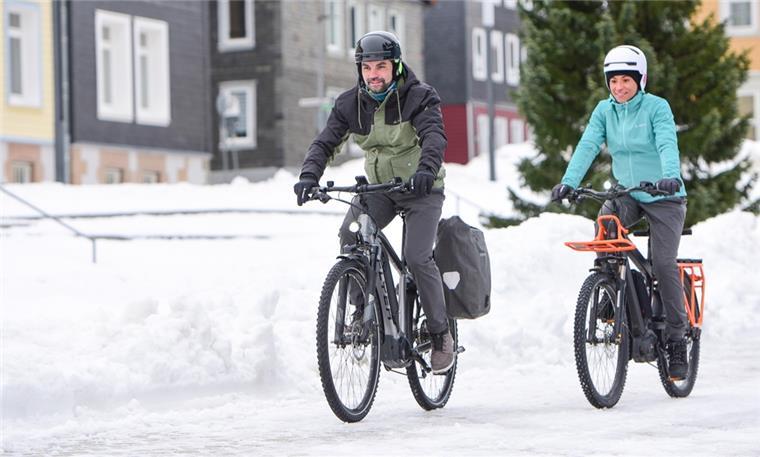 Ein Hausmittel, um bei Winter mit dem Rad mehr Halt zu haben, ist es, den Reifendruck abzusenken. Dann liegt er mit einer größeren Fläche auf. 