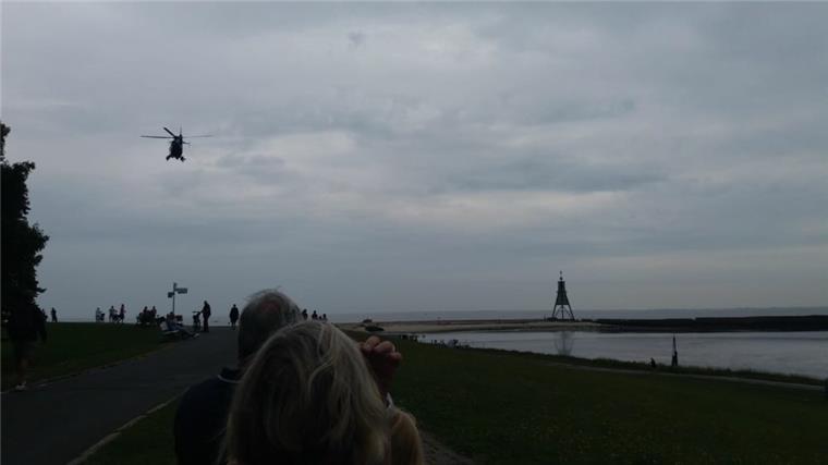 Cuxhaven: Bombe nahe der Kugelbake gesprengt Ein Helikopter fliegt über ein Stück Strand nahe der Kugelbake in Cuhaven. Dort wurde eine Weltkriegesbombe gefunden. Derzeit wird sie untersucht.
