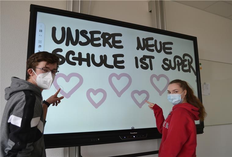 Ein Herz für die neue Schule: Die Dorumer Schüler, hier Nils-Ole Ortswald und Henrike Schmidt, freuten sich riesig, als sie im Frühjahr einzogen.