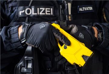 Ein hessischer Polizeibeamter hält einen Taser. Ab Oktober will auch die Bremerhavener Polizei ähnliche Elektroschocker in einem Modellversuch für das Land Bremen testen.