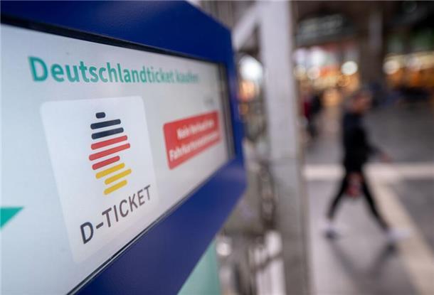 Ein Hinweis für das Deutschlandticket steht auf einem Fahrkartenautomaten. (zu dpa: «Nach Preiserhöhung: Landesschülerrat fordert Schülerticket»)