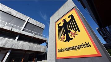 Ein Hinweisschild mit Bundesadler und dem Schriftzug „Bundesverfassungsgericht“.