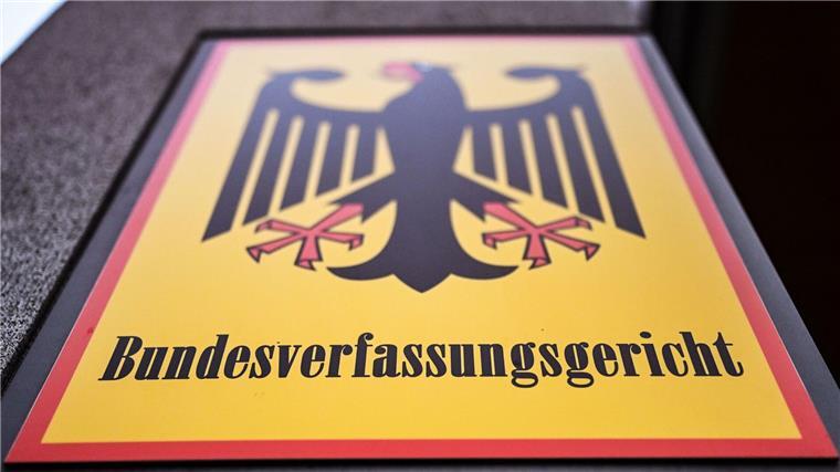 Ein Hinweisschild mit Bundesadler und dem Schriftzug Bundesverfassungsgericht.