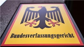Ein Hinweisschild mit Bundesadler und dem Schriftzug Bundesverfassungsgericht.