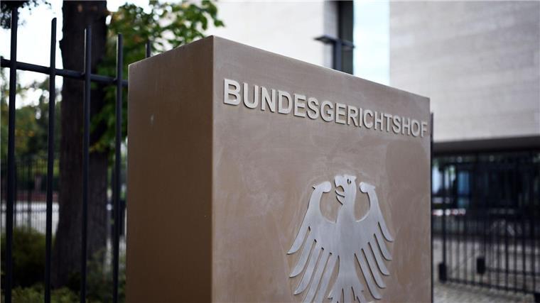 Ein Hinweisschild mit Bundesadler und der Aufschrift Bundesgerichtshof, aufgenommen vor dem Bundesgerichtshof (BGH).