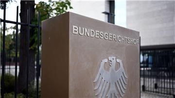 Ein Hinweisschild mit Bundesadler und der Aufschrift Bundesgerichtshof, aufgenommen vor dem Bundesgerichtshof (BGH).