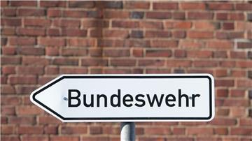 Ein Hinweisschild mit dem Schriftzug „Bundeswehr“ steht auf dem Gelände einer Bundesliegenschaft.