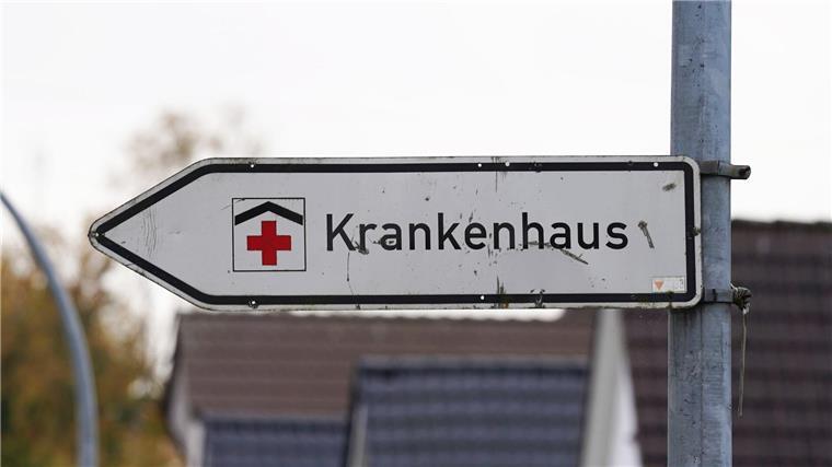 Ein Hinweisschild mit der Aufschrift „Krankenhaus“ weist an einer Straße den Weg zu einer Klinik.