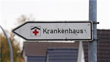 Ein Hinweisschild mit der Aufschrift „Krankenhaus“ weist an einer Straße den Weg zu einer Klinik.