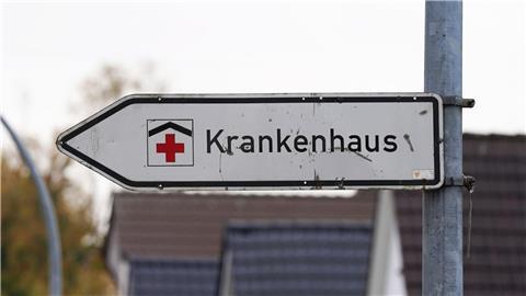 Ein Hinweisschild mit der Aufschrift „Krankenhaus“ weist den Weg zur Klinik.