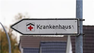 Ein Hinweisschild mit der Aufschrift „Krankenhaus“ weist den Weg zur Klinik.