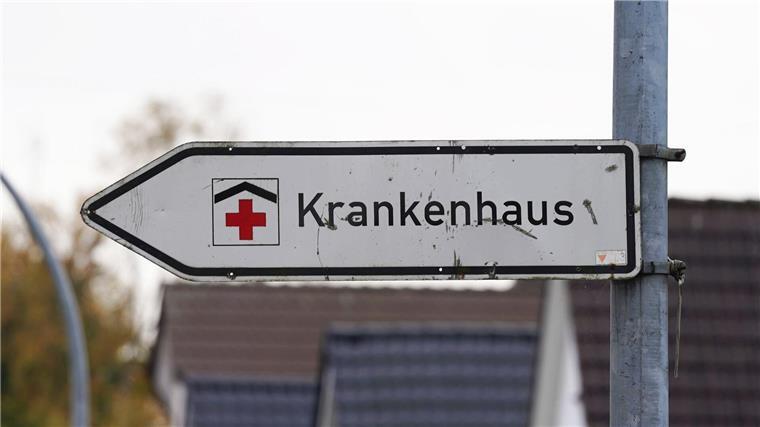 Ein Hinweisschild mit der Aufschrift „Krankenhaus“ weist den Weg zur Klinik.