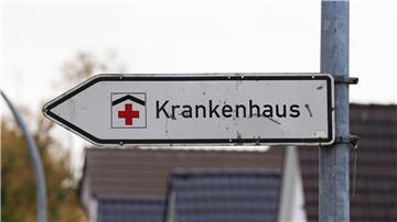 Ein Hinweisschild mit der Aufschrift „Krankenhaus“ weist den Weg zur Klinik.