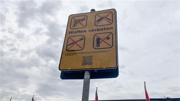 Ein Hinweisschild zum Waffenverbot steht am Hamburger Hauptbahnhof.