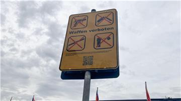 Ein Hinweisschild zum Waffenverbot steht am Hamburger Hauptbahnhof.