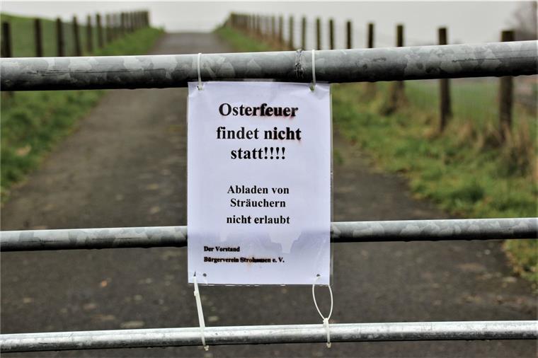 Ein Hinweiszettel an der Strohauser Deichtrift verkündet: Der Bürgerverein Strohausen veranstaltet dieses Jahr kein Osterfeuer. 
