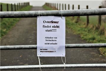 Ein Hinweiszettel an der Strohauser Deichtrift verkündet: Der Bürgerverein Strohausen veranstaltet dieses Jahr kein Osterfeuer. 