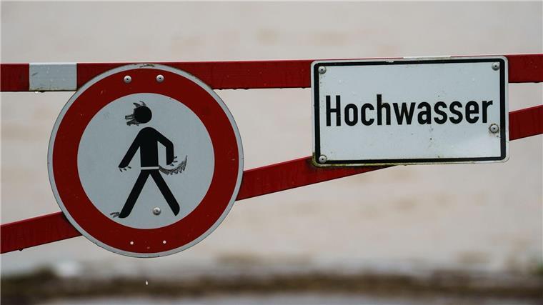 Wasserwerke bereiten sich auf Hochwasser an Talsperren vor Ein Hochwasser-Schild steht an einem überfluteten Feld.