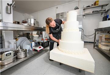Ein Hochzeitstraum wird wahr: Katie Mazur aus Wulsdorf bäckt und baut die Torten für die „Traumschiff“-Weihnachtsfolge. Doppelt: Eine echte und eine unechte. Welche diese ist? Raten sie mal....