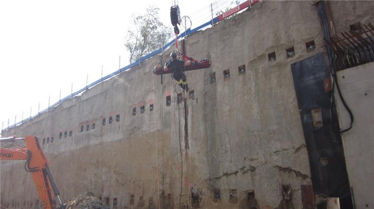 Hafentunnel: Feuerwehr holt verletzten Arbeiter aus tiefer Grube Ein Höhenretter der Bremerhavener Feuerwehr begleitet einen verletzten Arbeiter beim Hebeversuch in der Baugrube.