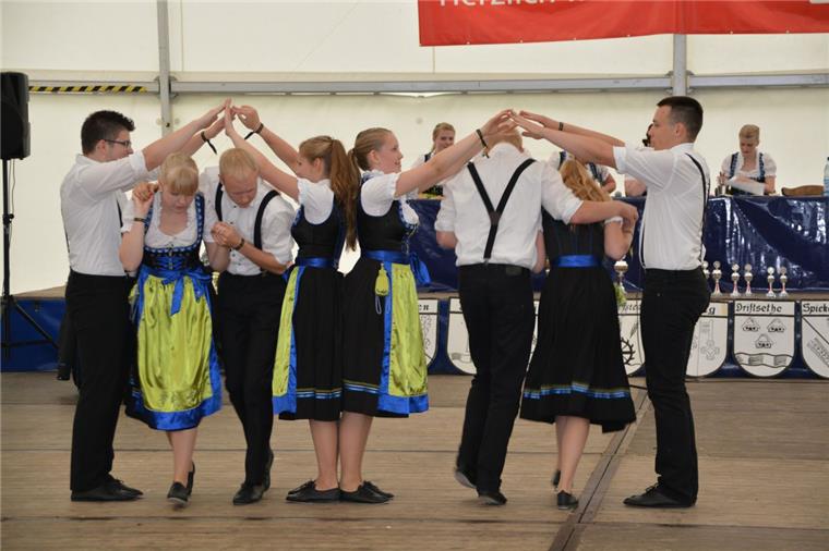 Kreislandjugendtage in Köhlen laden zum Tanz Die Kreislandjugendtage standen im Zeichen des Volkstanzes. Am Ende hatte die Tanzgruppe der gastgebenden Köhlener Landjugend die Nase vorn.