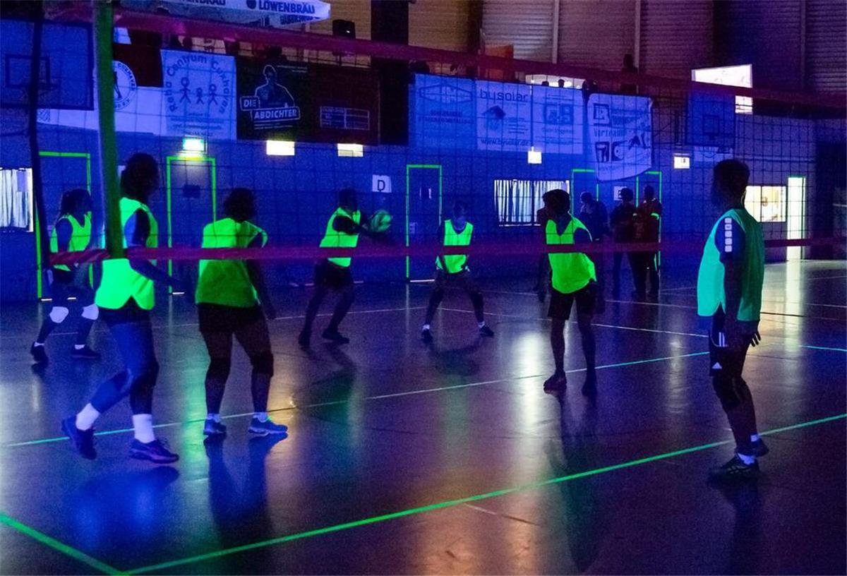 Schwarzlicht-Volleyball