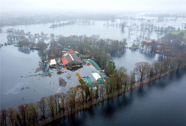 Ein Hof im Bremer Ortsteil Timmersloh steht unter Wasser.