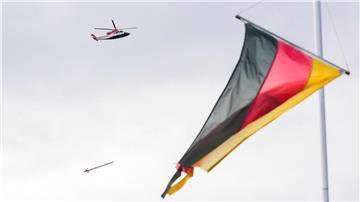 Ein Hubschrauber fliegt im Harz mit einem QAMT System mit hochempfindlichen Magnetfeldsensoren.
