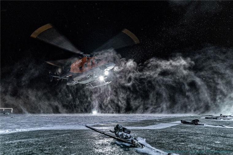 Ein Hubschrauber landet bei der "MOSAiC"-Expedition auf dem Deck des Forschungsschiffes "Polarstern".