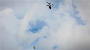 Ein Hubschrauber startet vom Flugplatz Hildesheim aus mit einer Sonde (unten).