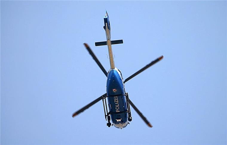 Hubschrauber kreist über Geestland: Person aus Altenheim vermisst Ein Hubschrauber (Symbolfoto) ist am Dienstag über Langen gekreist.