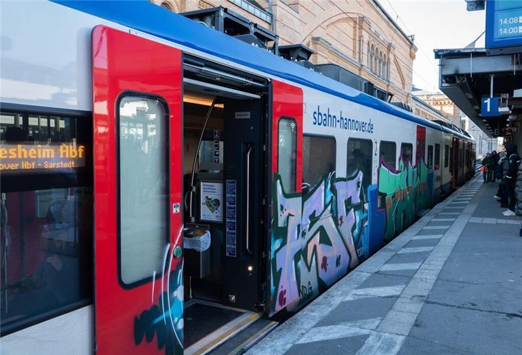 Entlaufener Hund steigt in S-Bahn ein und reist allein nach Hannover Eine S-Bahn in Hannover steht am Bahnsteig. Ein entlaufener Hund fuhr in Hannover mit der S-Bahn.