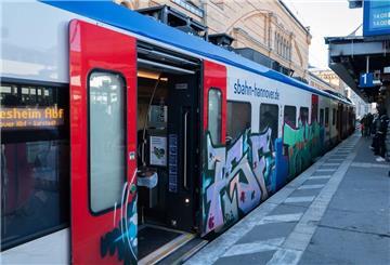 Eine S-Bahn in Hannover steht am Bahnsteig. Ein entlaufener Hund fuhr in Hannover mit der S-Bahn.