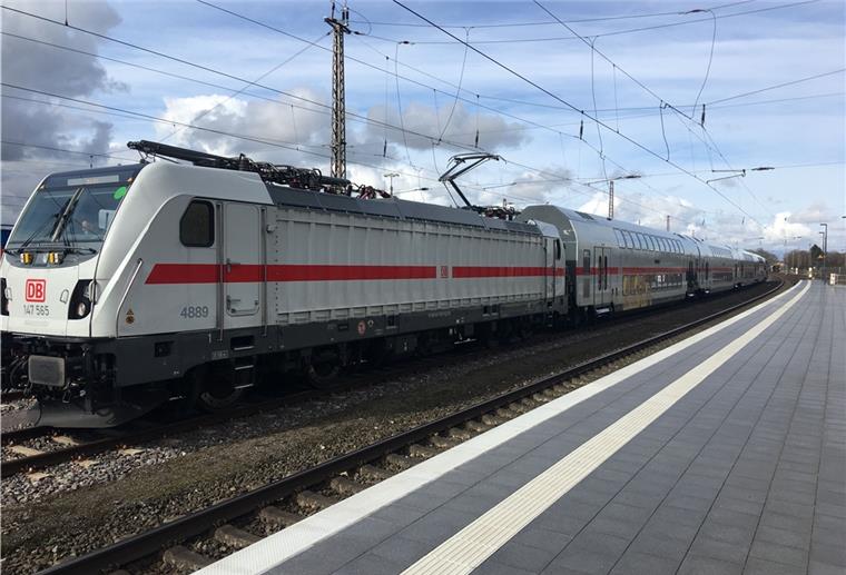 Endlich: Wieder ein Intercity in Bremerhaven Ein IC 2 ist in Bremerhaven angekommen - allerdings nur zu Testzwecken.