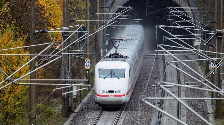 Handynetz an Bahnstrecken wird besser - aber noch Lücken Ein ICE fährt auf der Schnellfahrstrecke Stuttgart - Mannheim nahe der Enztalbrücke aus einem Tunnel heraus.